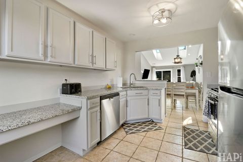 Tiny photo for 433 Ashwood Court #433, Lindenhurst, IL 60046 (MLS # 12489084)