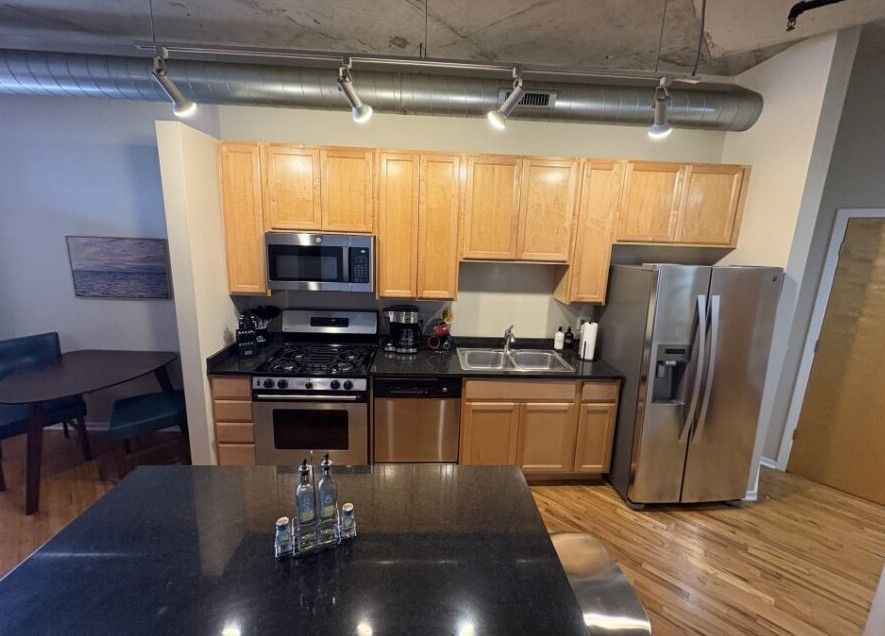 6 S Laflin Street 920