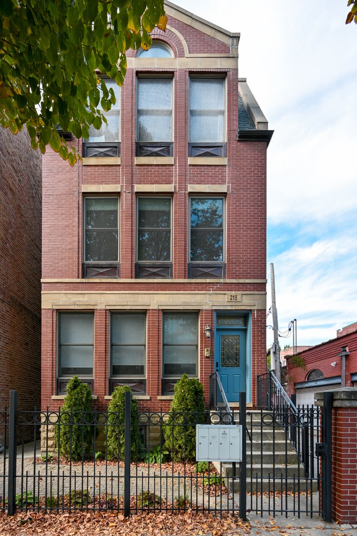 218 S Laflin Street 201