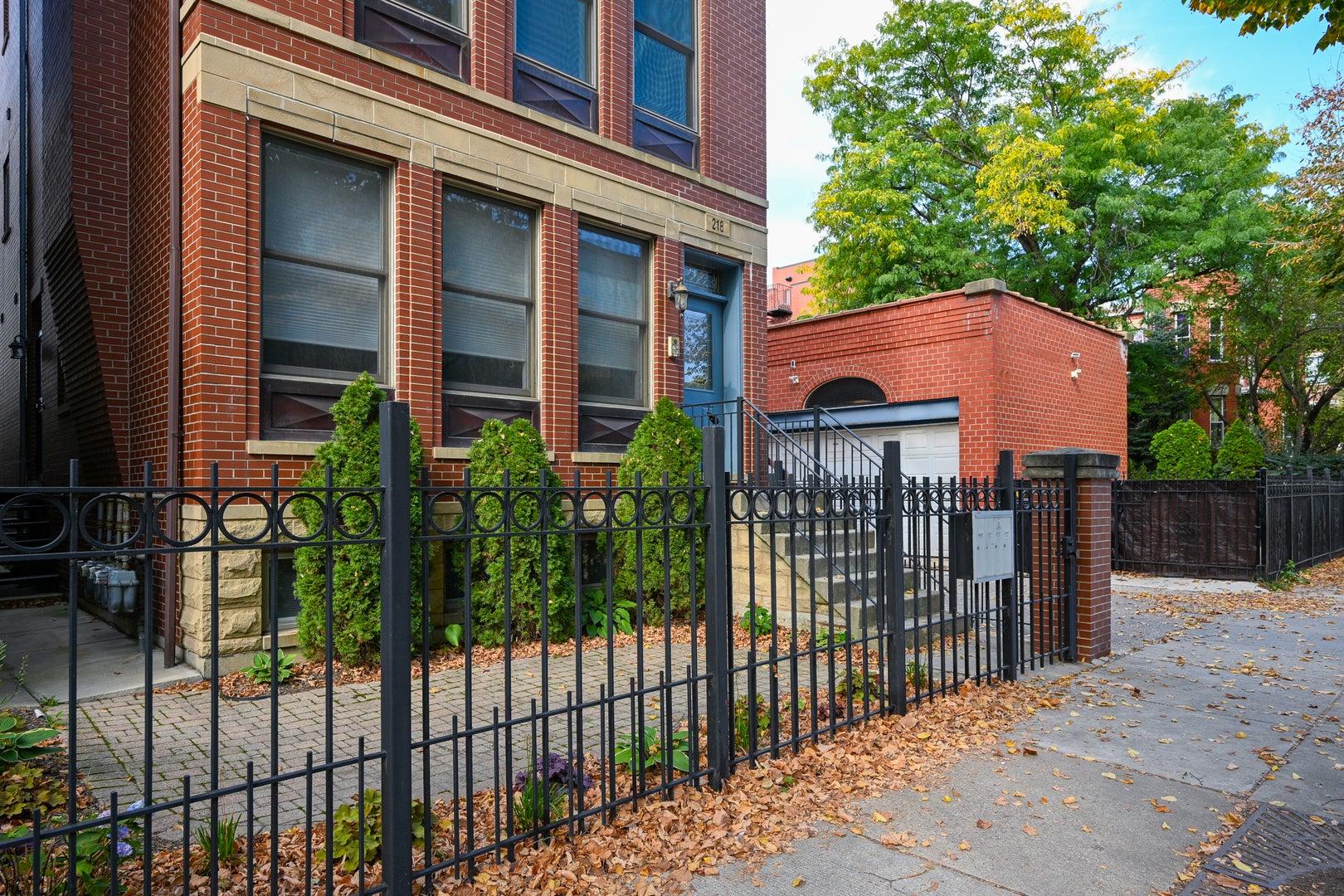 218 S Laflin Street 201