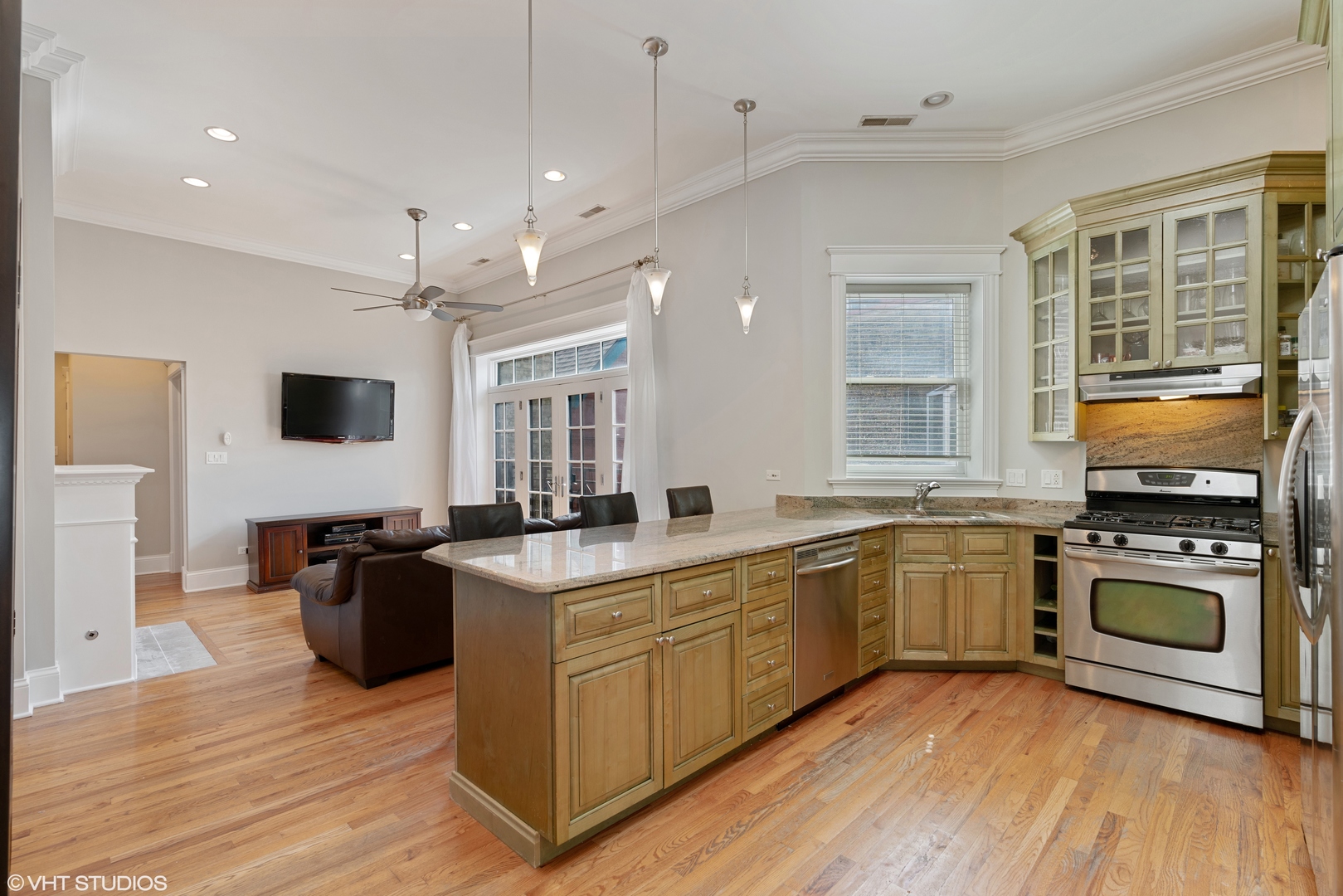 537 W Belmont Avenue 3