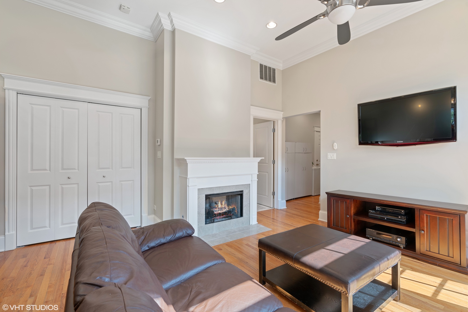 537 W Belmont Avenue 3