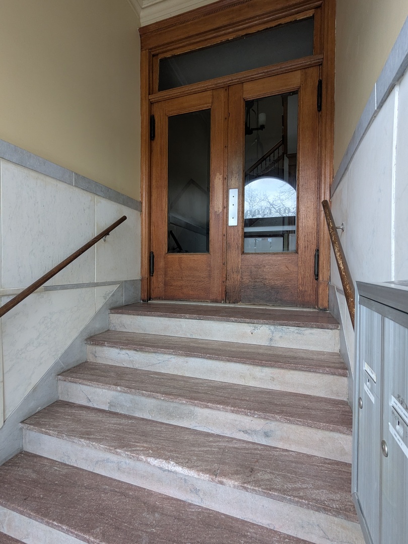 1402 W Belle Plaine Avenue 2