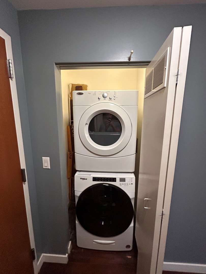 Chicago, Illinois 60607, United States, 2 Bedrooms Bedrooms, ,2 BathroomsBathrooms,Residential,Active,228034