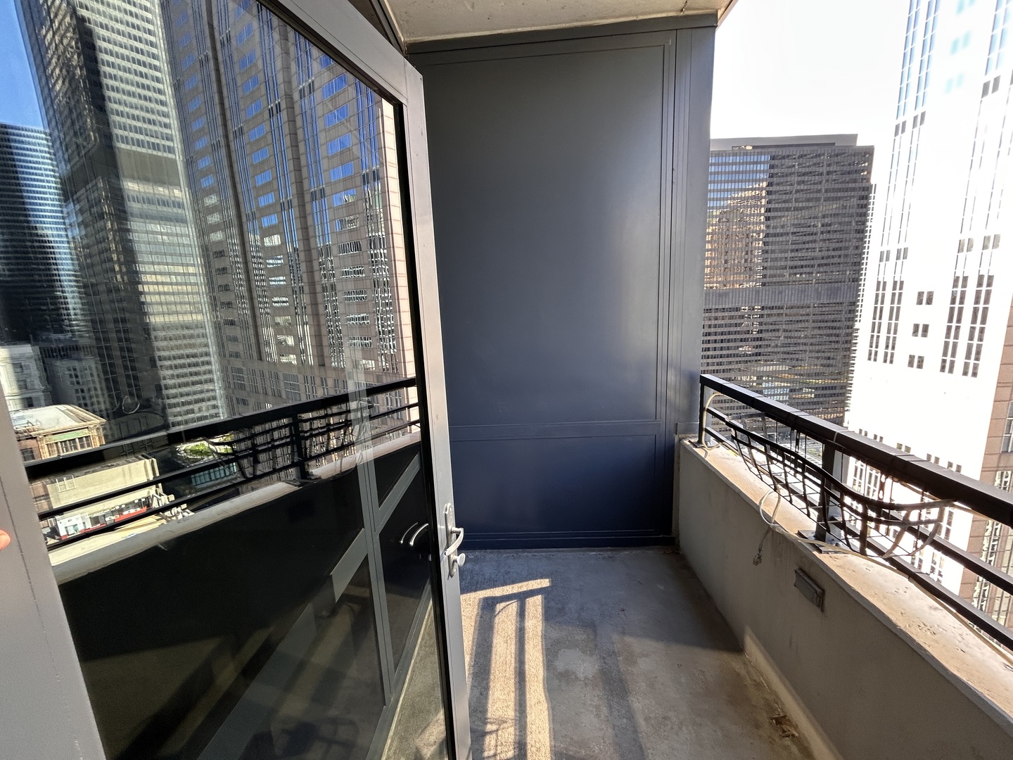 Chicago, Illinois 60607, United States, 2 Bedrooms Bedrooms, ,2 BathroomsBathrooms,Residential,Active,228034