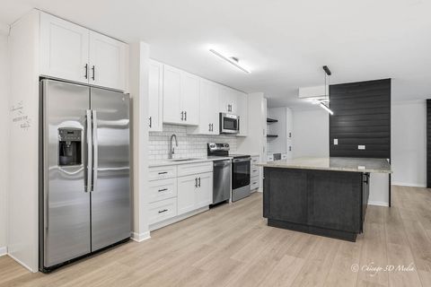 Tiny photo for 1615 E Central Road #122C, Arlington Heights, IL 60005 (MLS # 12601991)