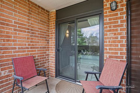 Tiny photo for 1615 E Central Road #122C, Arlington Heights, IL 60005 (MLS # 12601991)