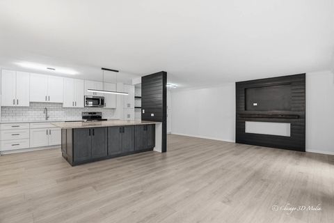 Tiny photo for 1615 E Central Road #122C, Arlington Heights, IL 60005 (MLS # 12601991)