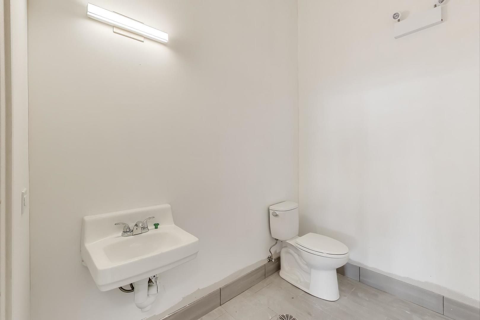 1619 W Lawrence Avenue 1