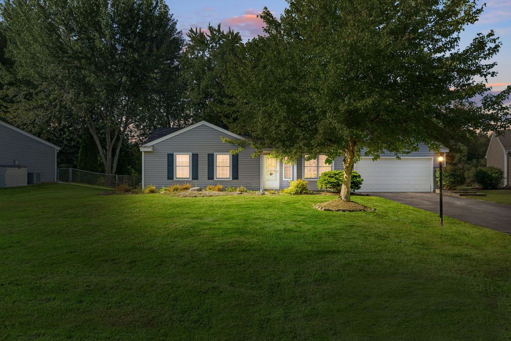 Photo for 833 Dartmouth Drive, Island Lake, IL 60042 (MLS # 12474113)