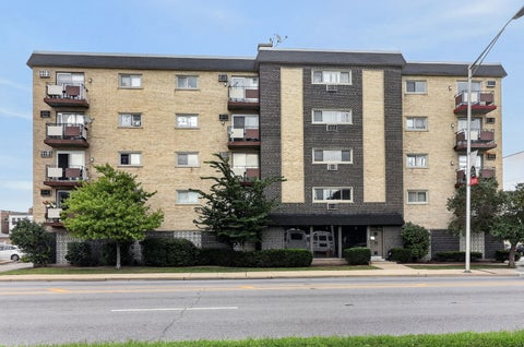 Photo of 1247 S Harlem Avenue #401, Berwyn, IL 60402 (MLS # 12740614)