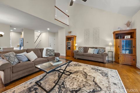 Tiny photo for 725 Kingsbrook Glen Gln, Glen Ellyn, IL 60137 (MLS # 12485263)