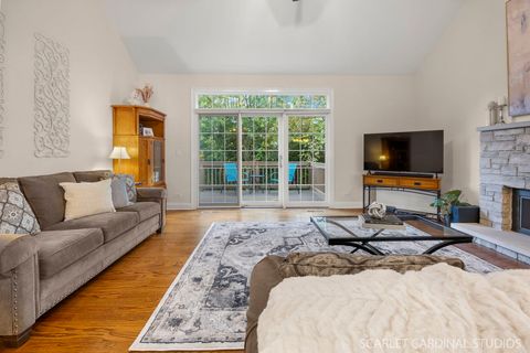 Tiny photo for 725 Kingsbrook Glen Gln, Glen Ellyn, IL 60137 (MLS # 12485263)