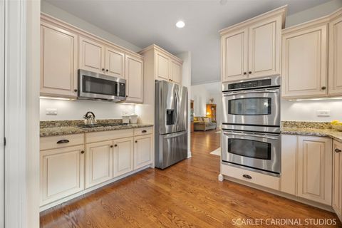 Tiny photo for 725 Kingsbrook Glen Gln, Glen Ellyn, IL 60137 (MLS # 12485263)