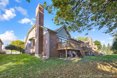 Tiny photo for 725 Kingsbrook Glen Gln, Glen Ellyn, IL 60137 (MLS # 12485263)