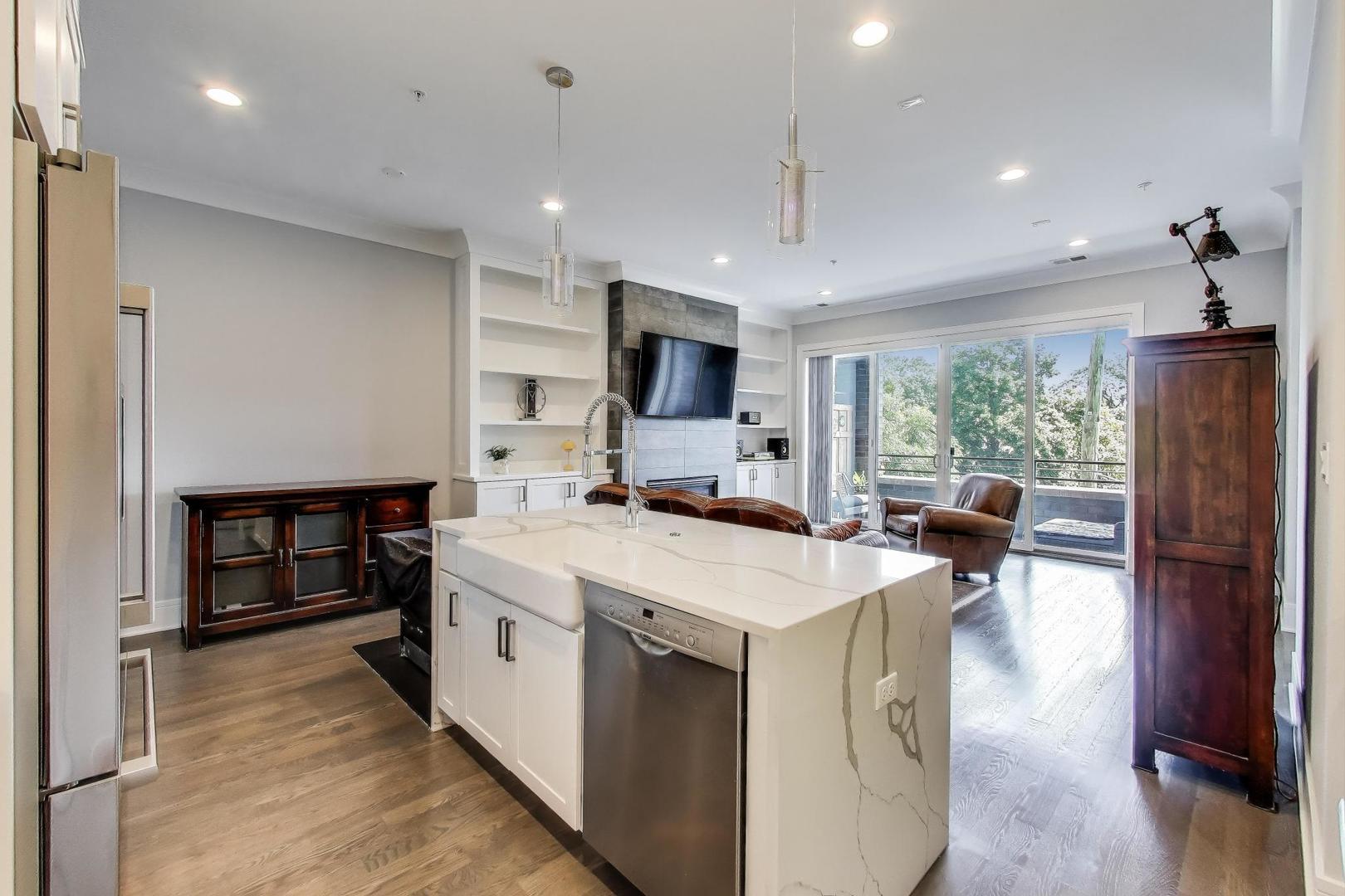 5748 N Hermitage Avenue 206