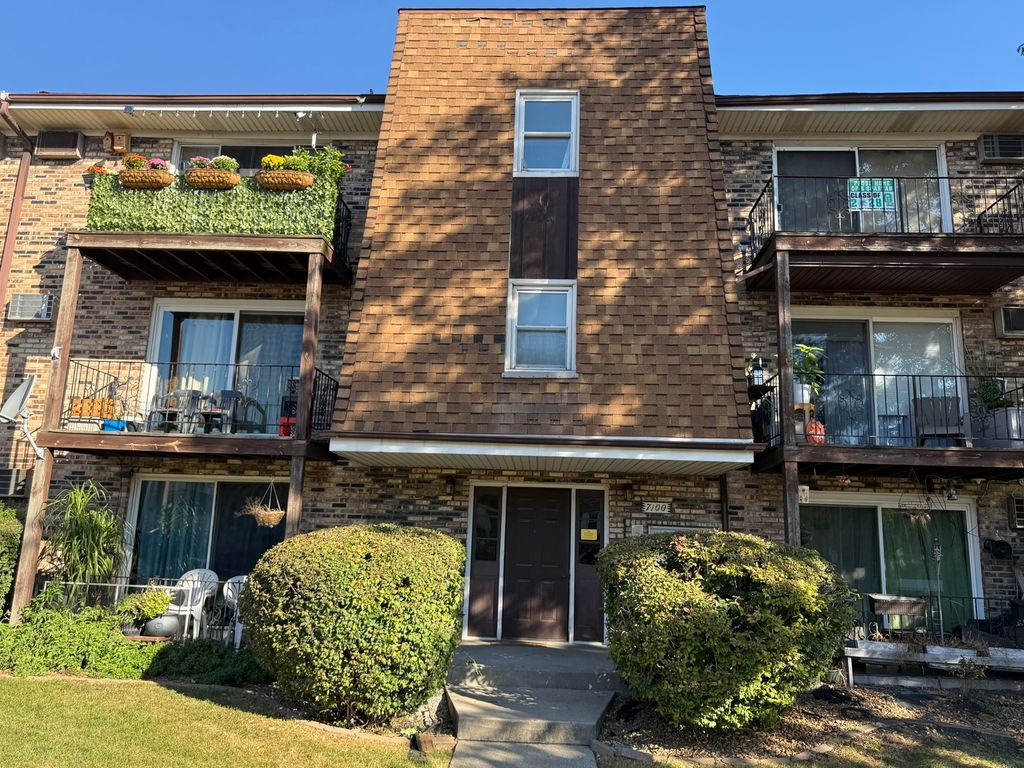 Photo for 7100 99th Street #204, Chicago Ridge, IL 60415 (MLS # 12494153)