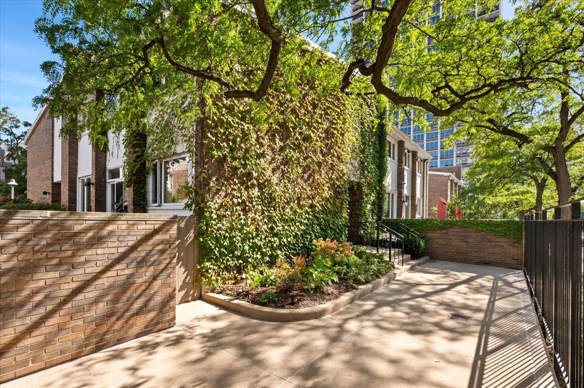 68 W Schiller Street