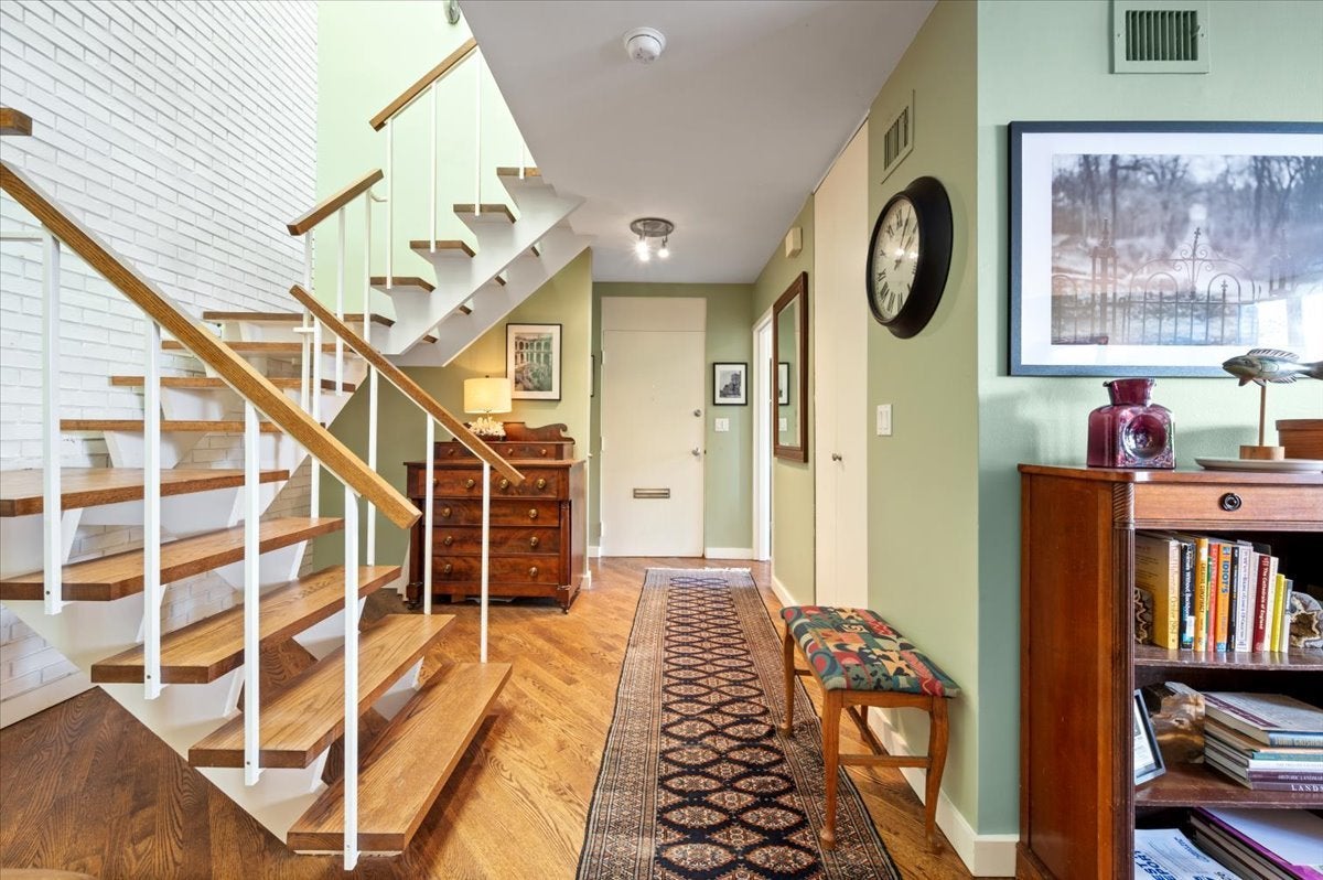 68 W Schiller Street