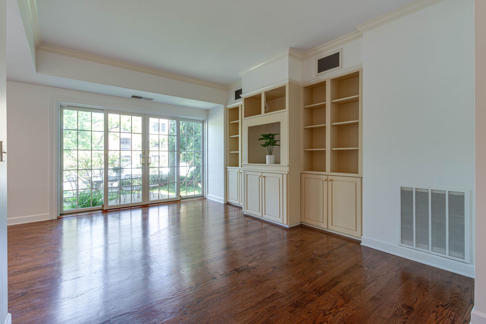 111 E Laurel Avenue