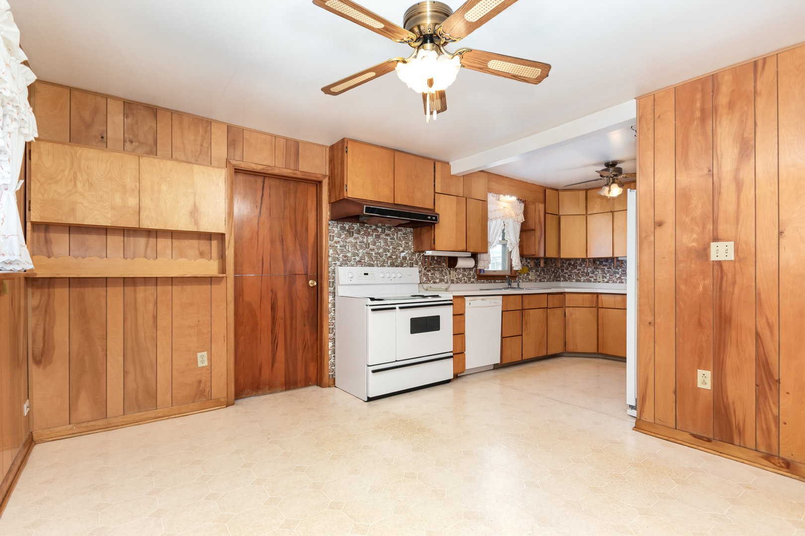 Palos Hills, Illinois 60465, United States, 5 Bedrooms Bedrooms, ,2 BathroomsBathrooms,Residential,Active,252475