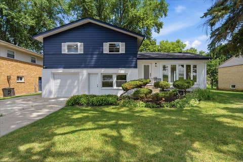Photo of 10 Linden Avenue, Buffalo Grove, IL 60089 (MLS # 12714711)