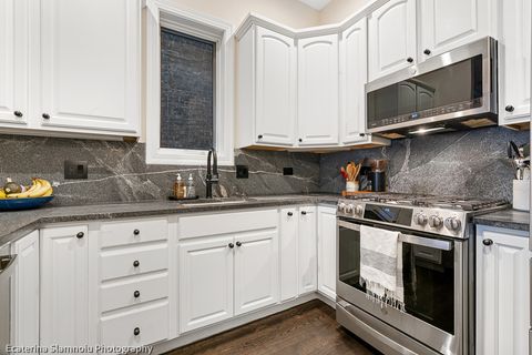 Tiny photo for 827 W Bradley Place #1E, Chicago, IL 60613 (MLS # 12552844)