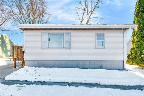 Tiny photo for 1406 W Walnut Street, Bloomington, IL 61701 (MLS # 12507017)