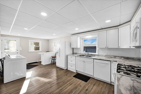 Tiny photo for 1406 W Walnut Street, Bloomington, IL 61701 (MLS # 12507017)