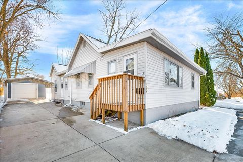 Photo of 1406 W Walnut Street, Bloomington, IL 61701 (MLS # 12507017)