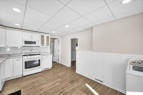 Tiny photo for 1406 W Walnut Street, Bloomington, IL 61701 (MLS # 12507017)