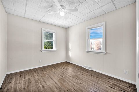 Tiny photo for 1406 W Walnut Street, Bloomington, IL 61701 (MLS # 12507017)