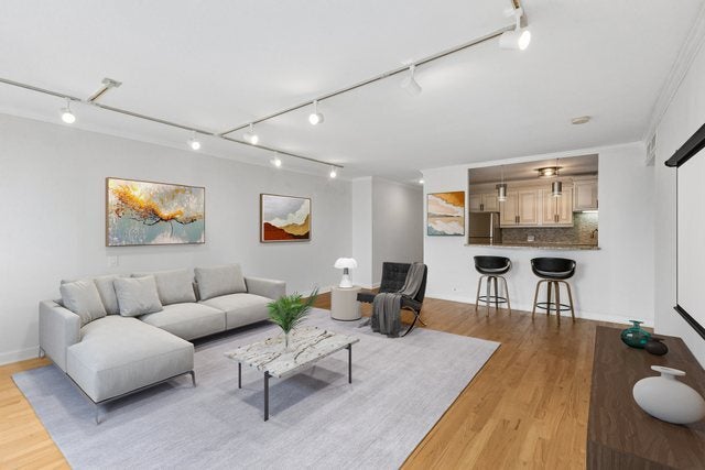 260 E CHESTNUT Street 2505