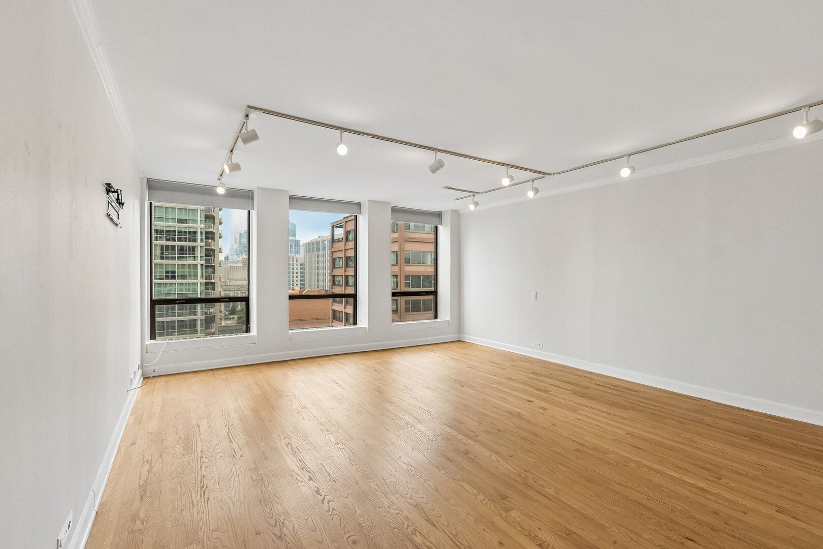 260 E CHESTNUT Street 2505