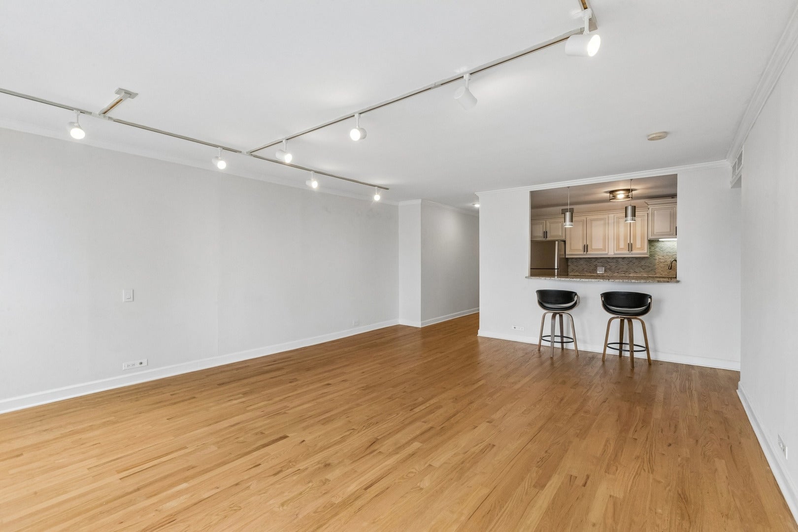 260 E CHESTNUT Street 2505
