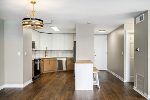 Tiny photo for 6033 N Sheridan Road #18K, Chicago, IL 60660 (MLS # 12512641)