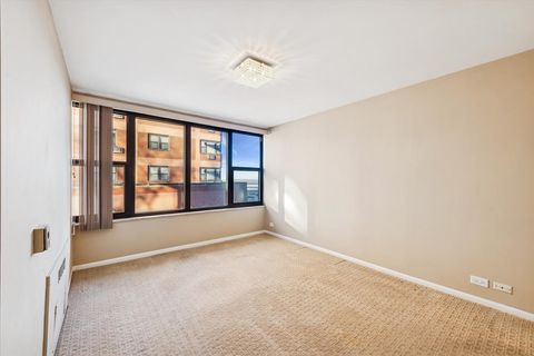 Tiny photo for 5801 N Sheridan Road #2B, Chicago, IL 60660 (MLS # 12529119)