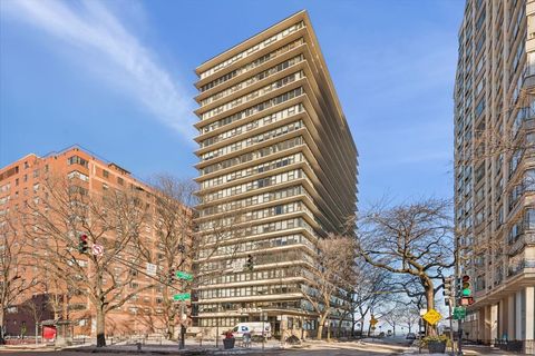 Photo of 5801 N Sheridan Road #2B, Chicago, IL 60660 (MLS # 12529119)