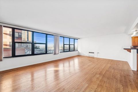 Tiny photo for 5801 N Sheridan Road #2B, Chicago, IL 60660 (MLS # 12529119)