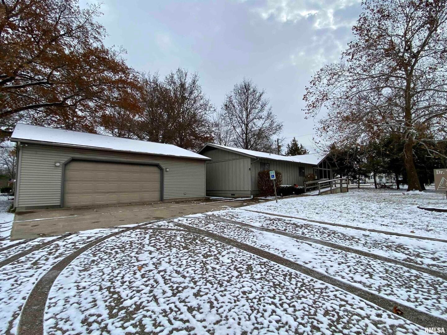 205 N DAVIS Avenue