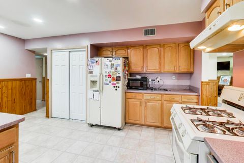 Tiny photo for 1021 Warwick Circle S, Hoffman Estates, IL 60169 (MLS # 12609080)