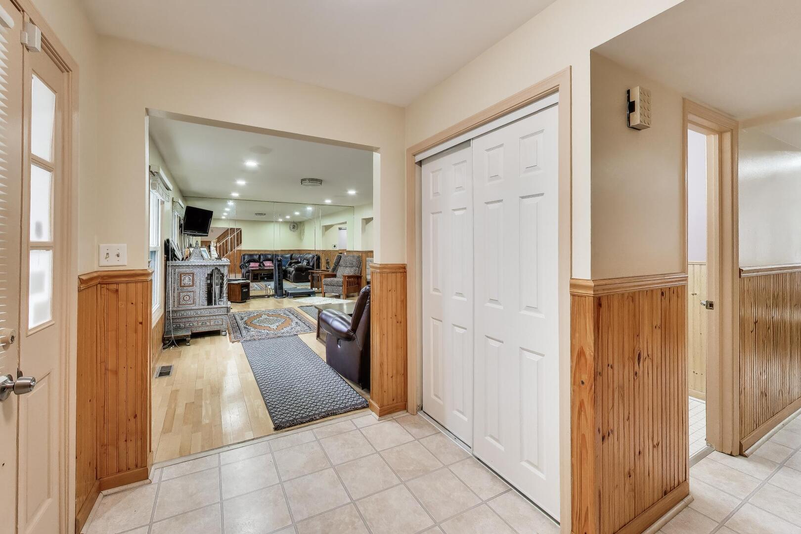 1021 Warwick Circle S