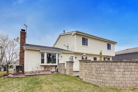 Tiny photo for 1021 Warwick Circle S, Hoffman Estates, IL 60169 (MLS # 12609080)