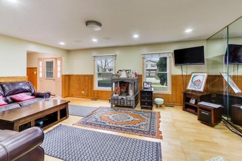 Tiny photo for 1021 Warwick Circle S, Hoffman Estates, IL 60169 (MLS # 12609080)