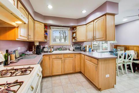 Tiny photo for 1021 Warwick Circle S, Hoffman Estates, IL 60169 (MLS # 12609080)