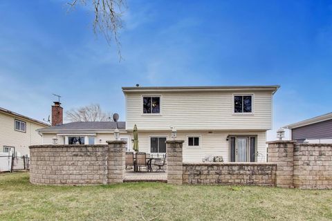 Tiny photo for 1021 Warwick Circle S, Hoffman Estates, IL 60169 (MLS # 12609080)