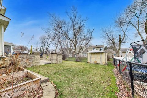 Tiny photo for 1021 Warwick Circle S, Hoffman Estates, IL 60169 (MLS # 12609080)