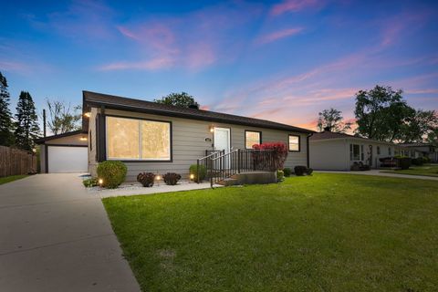 Photo of 407 BONNIEBROOK Avenue, Mundelein, IL 60060 (MLS # 12637930)