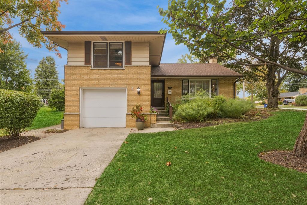 Photo for 465 E Hillside Road, Naperville, IL 60540 (MLS # 12492534)
