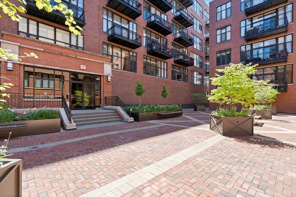 333 W Hubbard Street 605